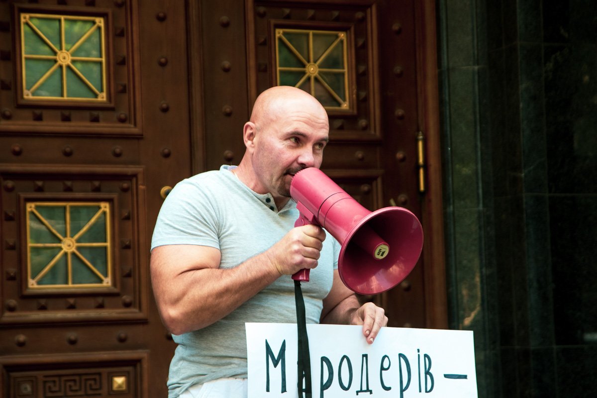 Одним из участников также стал общественный активист Владимир Бондарь