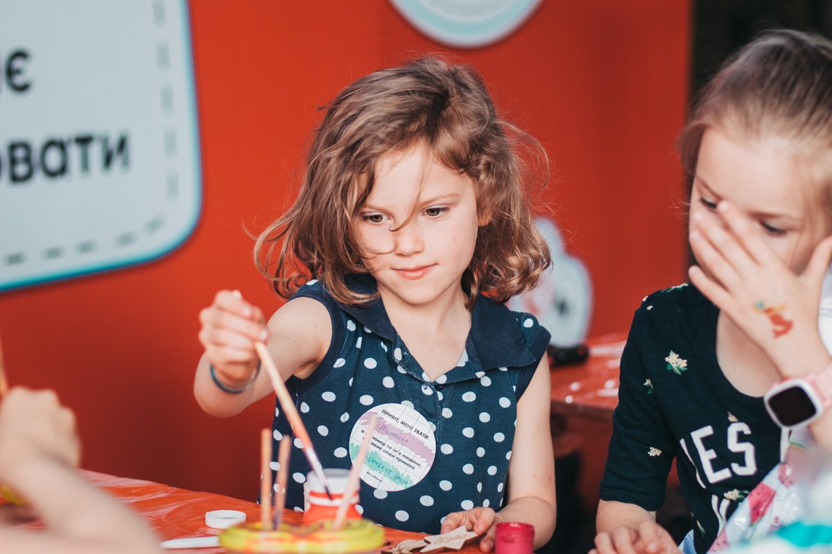 Увлеченный делом детский взгляд Увлеченный делом детский взгляд