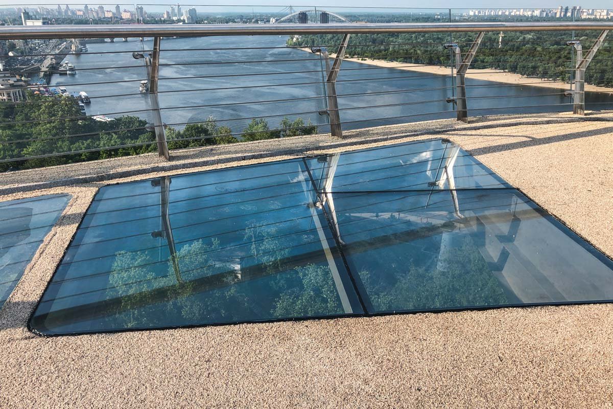 Всего на мосту за два дня пришлось заменить три стекла 