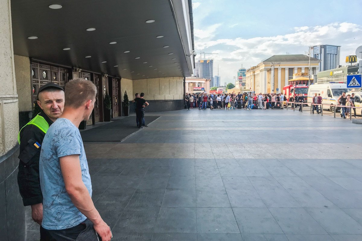 Пассажиров попросили покинуть помещения Центрального и Южного железнодорожных вокзалов, вход в здания оцепили Пассажиров попросили покинуть помещения Центрального и Южного железнодорожных вокзалов, вход в здания оцепили