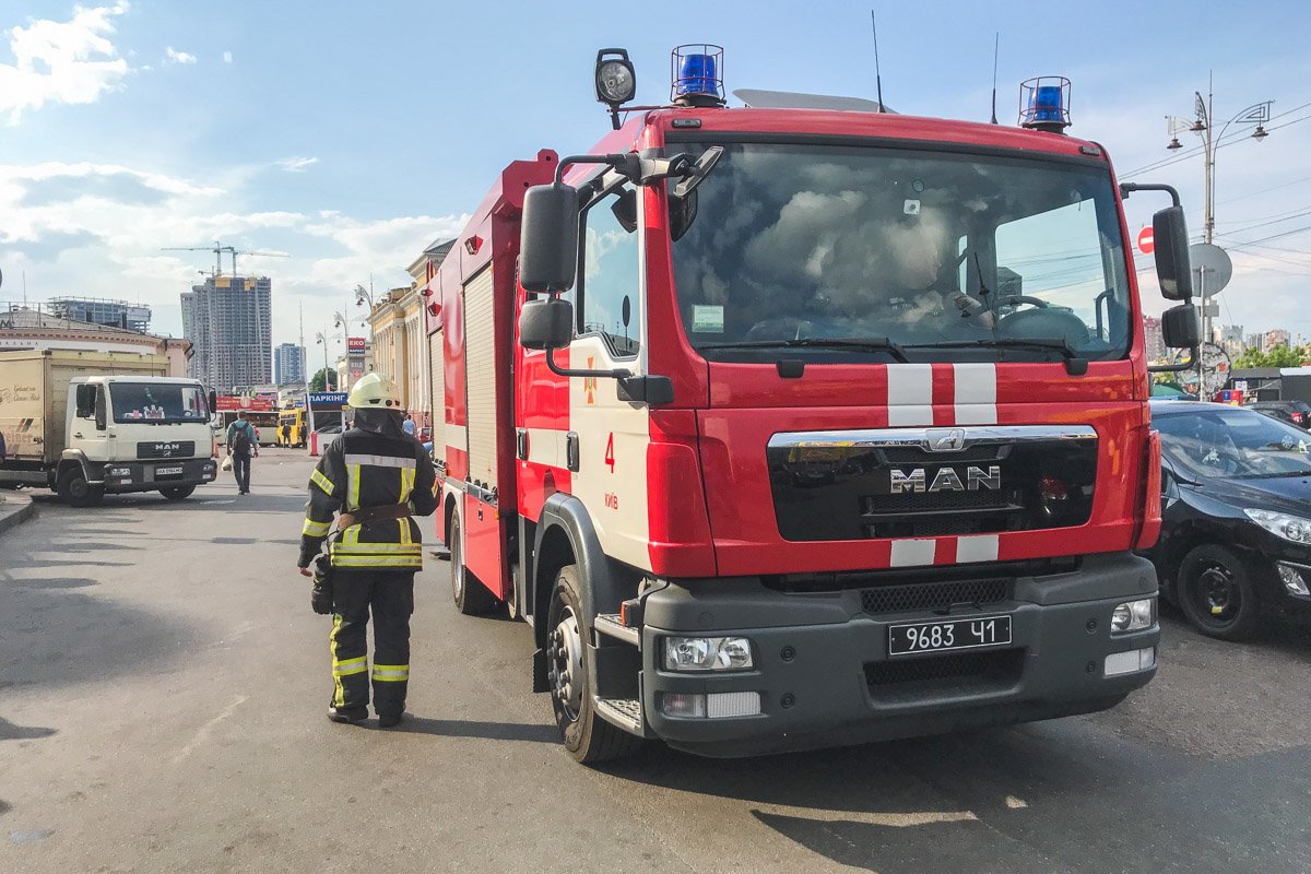 На место прибыли спасатели и взрывотехники, которые занимаются поиском возможных взрывоопасных веществ На место прибыли спасатели и взрывотехники, которые занимаются поиском возможных взрывоопасных веществ
