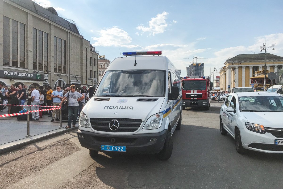 Также на месте дежурит карета скорой помощи Также на месте дежурит карета скорой помощи