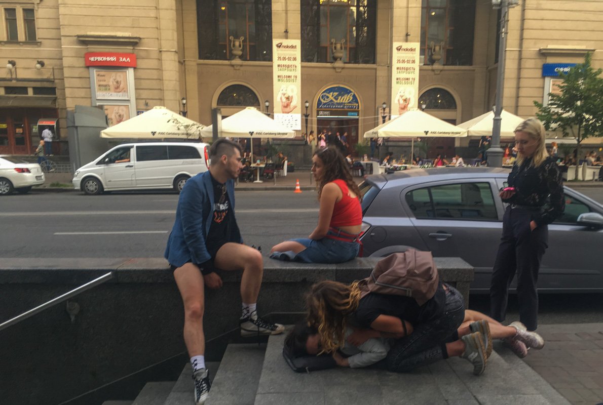 На Большой Васильковской отдых компании людей закончился больницей