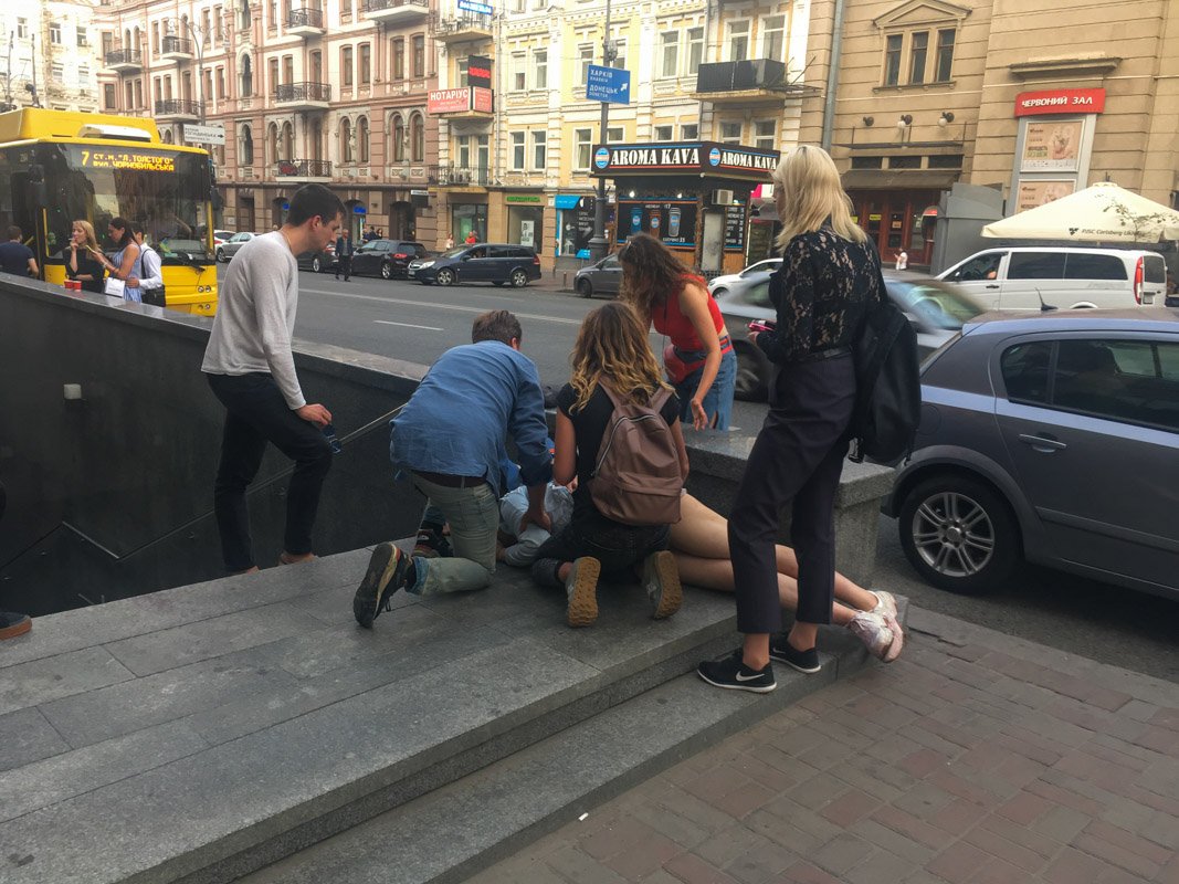 Ребята отдыхали возле "Пьяной Вишни", но в самом заведении им отказали в обслуживании