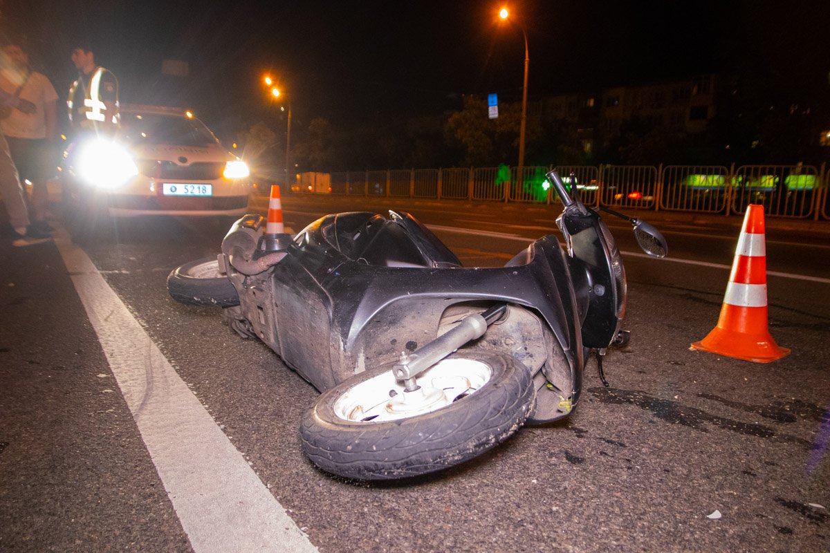 Из-за конфликта на бульваре Перова упал мопедист