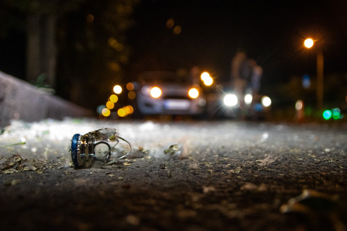 Предварительно, водитель Mercedes бросил стеклянную бутылку в мопед