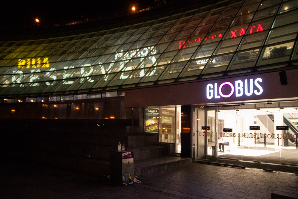 Молодые люди распивали алкогольные напитки на парапете возле Стелы Независимости