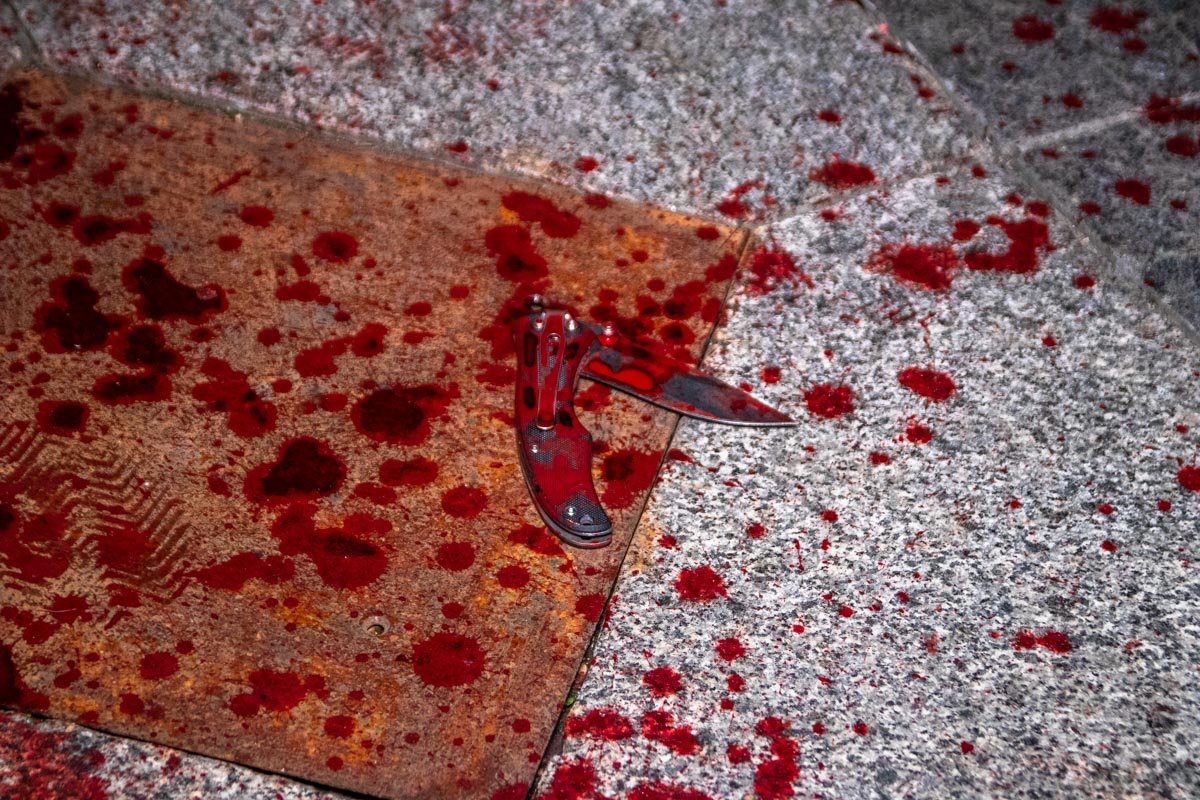 Пол возле места инцидента был залит кровью, там же лежал и нож