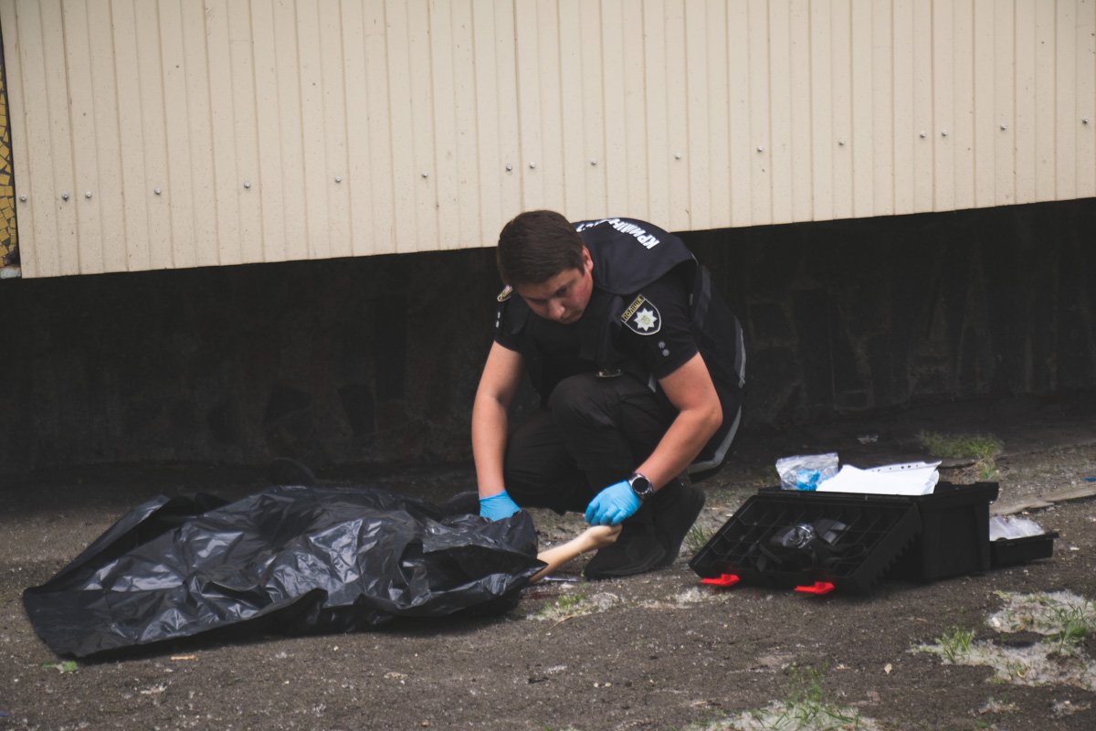 Парень 2000 года рождения упал с крыши 9-этажного жилого дома по адресу бульвар Перова, 16б Парень 2000 года рождения упал с крыши 9-этажного жилого дома по адресу бульвар Перова, 16б