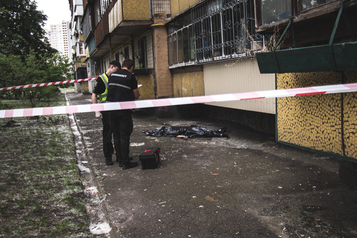 Парень стоял на краю крыши после чего упал, зацепился рукой за карниз и какое-то время так провисел Парень стоял на краю крыши после чего упал, зацепился рукой за карниз и какое-то время так провисел