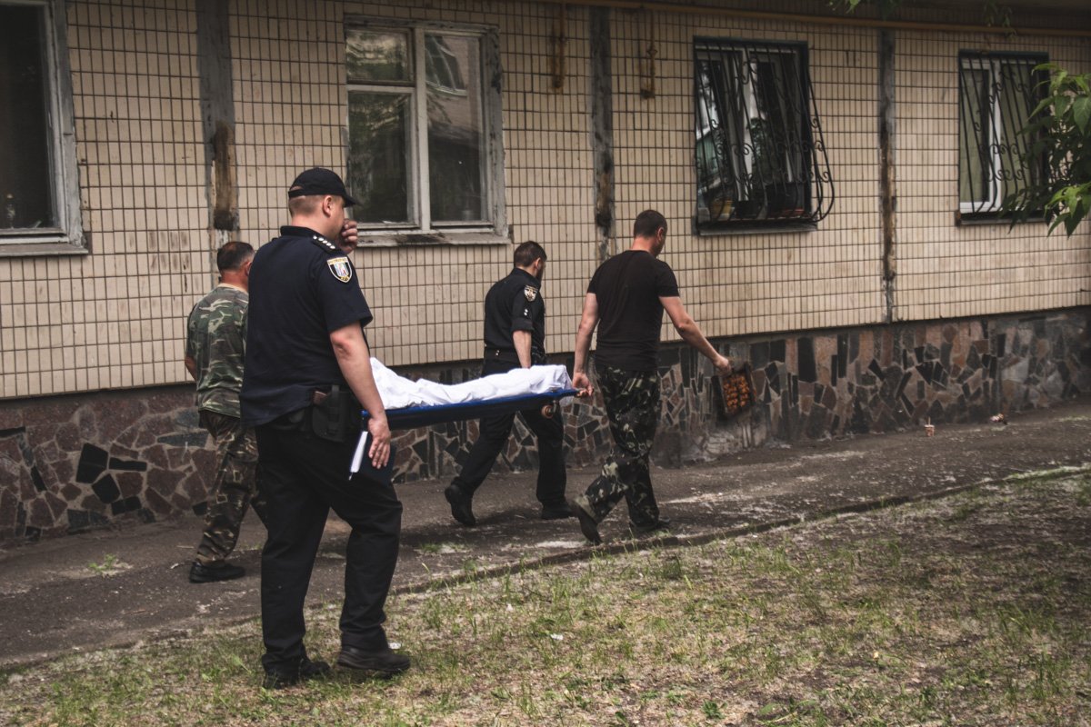 После чего подросток сорвался и упал на бетонное основание дома После чего подросток сорвался и упал на бетонное основание дома