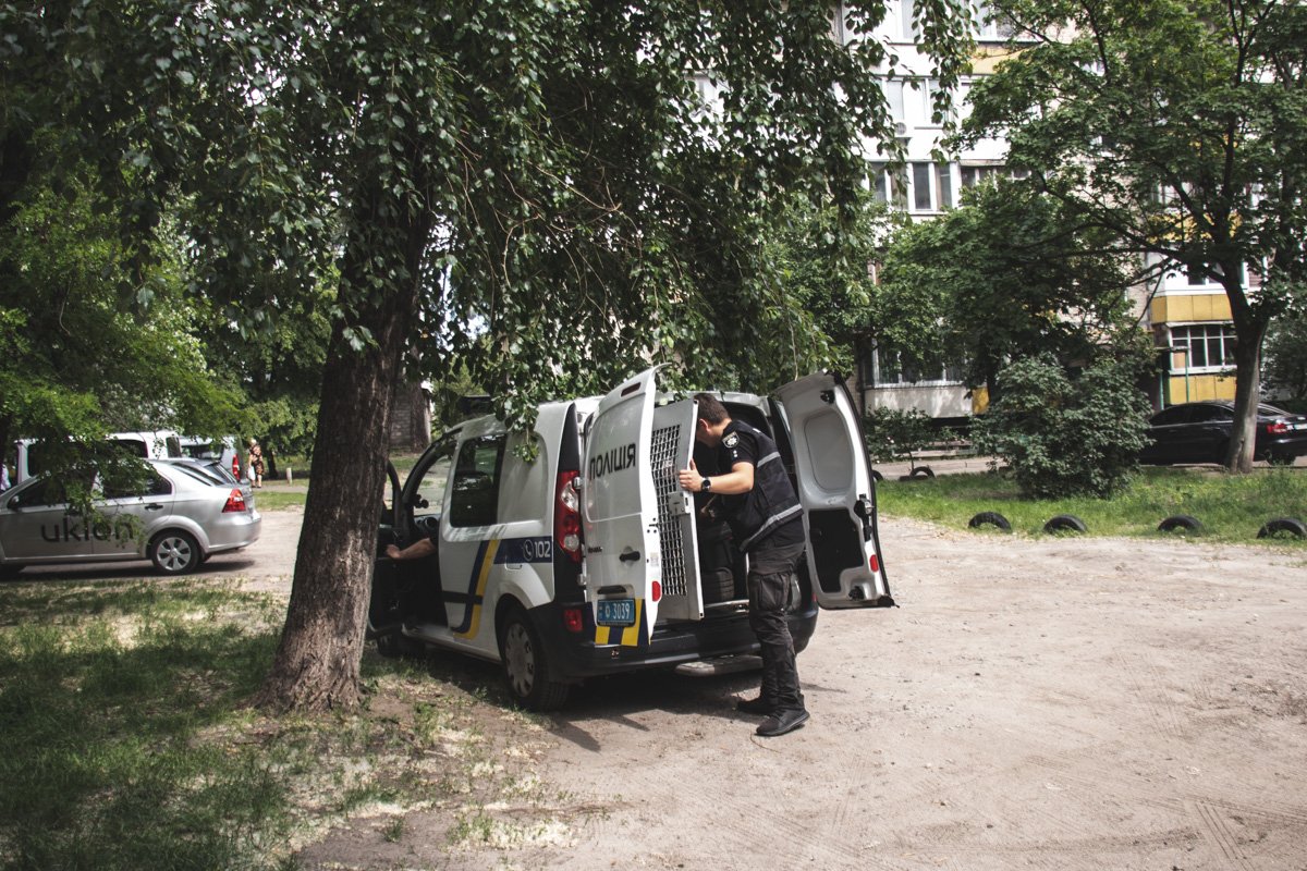 На месте работал экипаж патрульной полиции, "скорая" и следственно-оперативная группа На месте работал экипаж патрульной полиции, "скорая" и следственно-оперативная группа