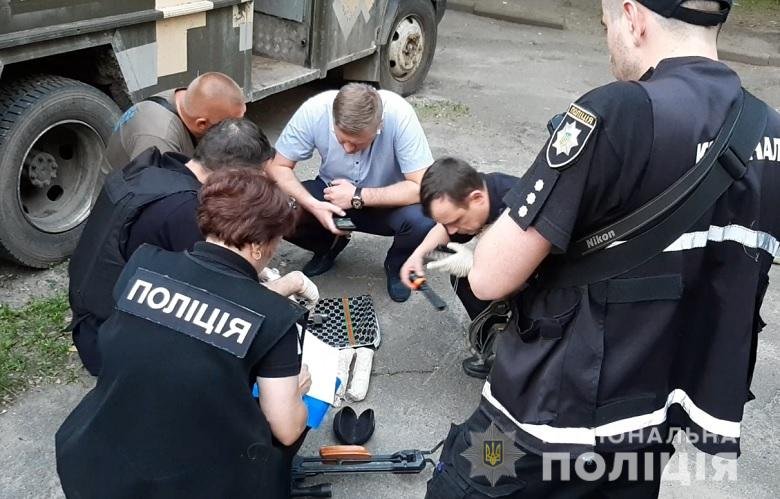 Полицейские изъяли опасные предметы и направили их на экспертизу Полицейские изъяли опасные предметы и направили их на экспертизу