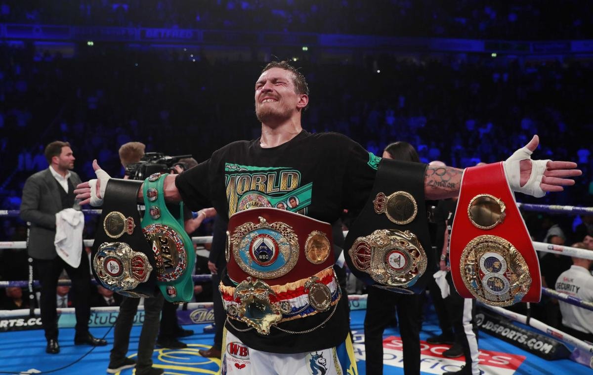 Дебют Усика в тяжелом весе откладывается