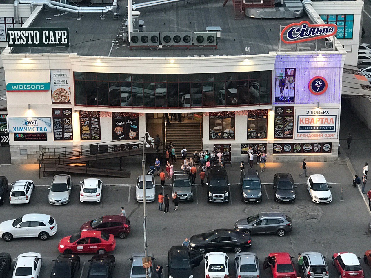 Из Сильпо по адресу Конева, 7 эвакуировали персонал и посетителей Из Сильпо по адресу Конева, 7 эвакуировали персонал и посетителей