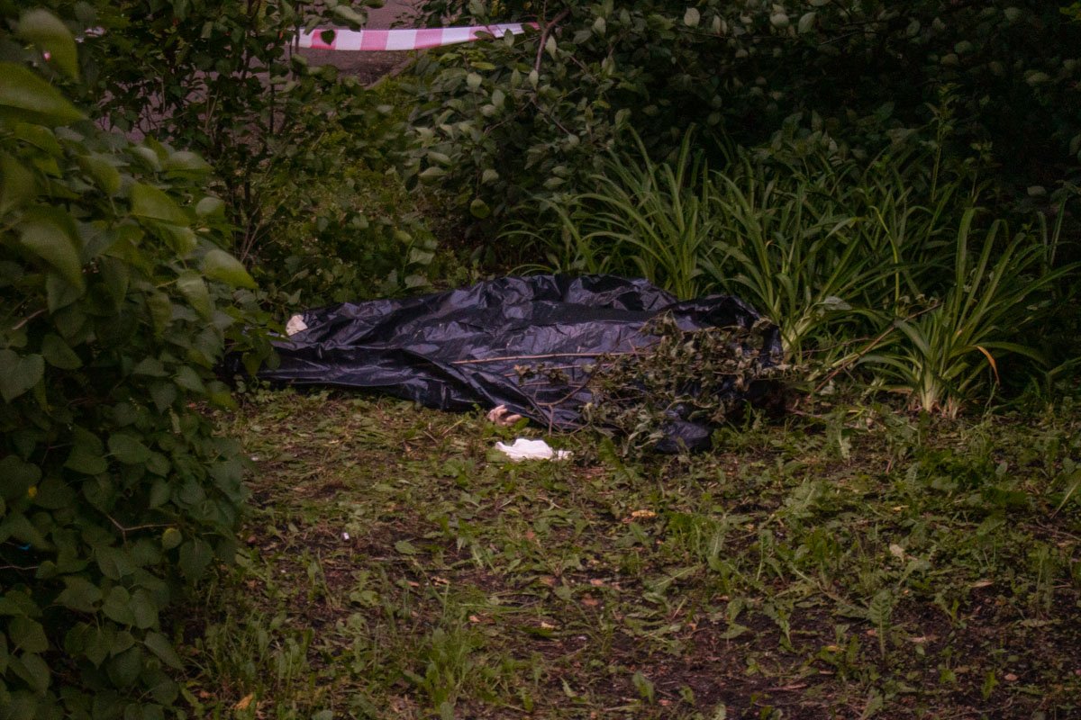 Под 18-этажным жилым домом обнаружили труп 16-летнего парня
