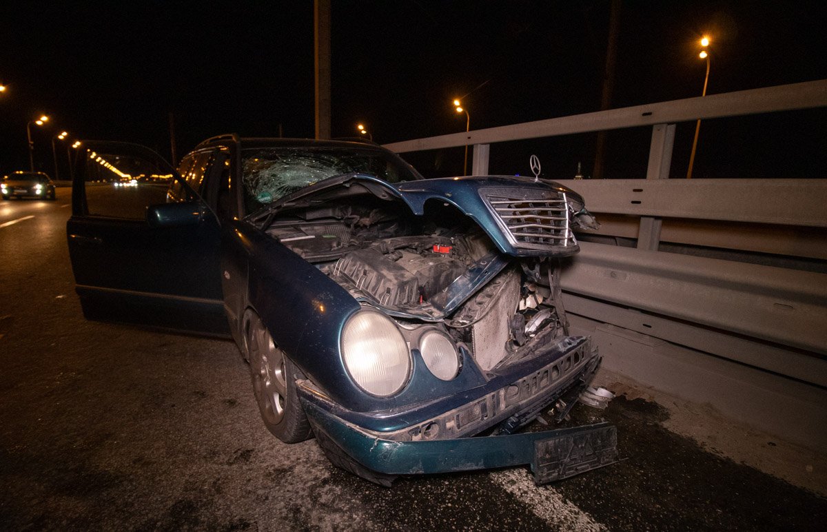 На Дарницком мосту Mercedes врезался в отбойник