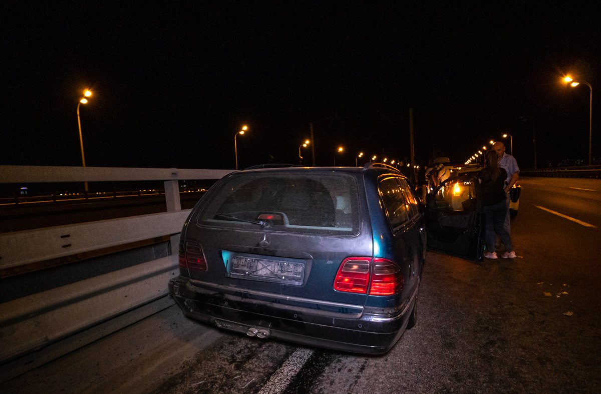 Предварительно, водителя прижал другой автомобиль