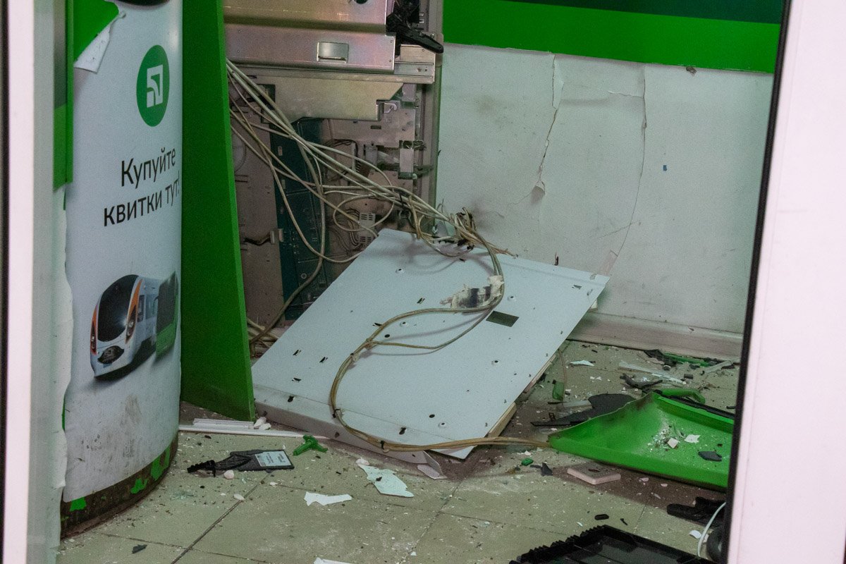 После взрыва трое мужчин с сумками убежали в лес После взрыва трое мужчин с сумками убежали в лес