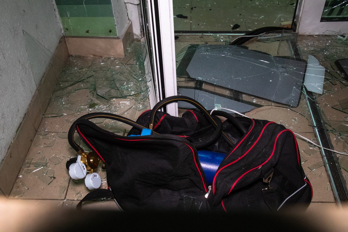 Предварительно, банкомат наполнили газовоздушной смесью Предварительно, банкомат наполнили газовоздушной смесью