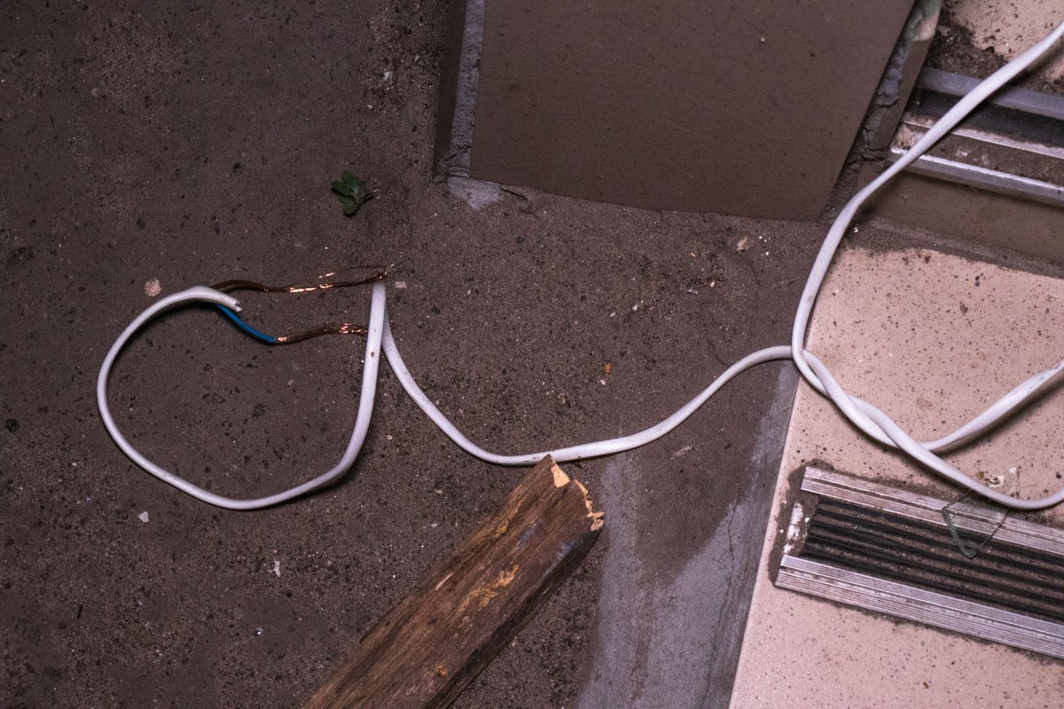 Детонацию произвели с помощью провода, который вытянули на улицу Детонацию произвели с помощью провода, который вытянули на улицу