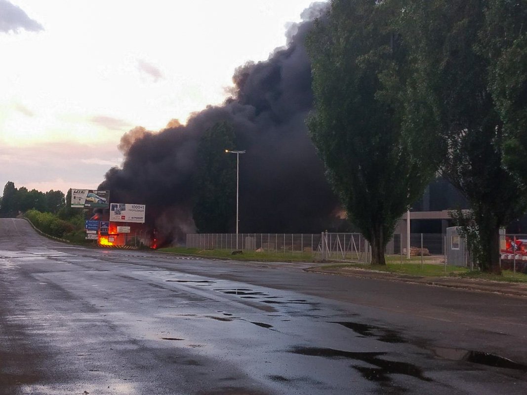 В Чайках горит автомобильная заправка В Чайках горит автомобильная заправка