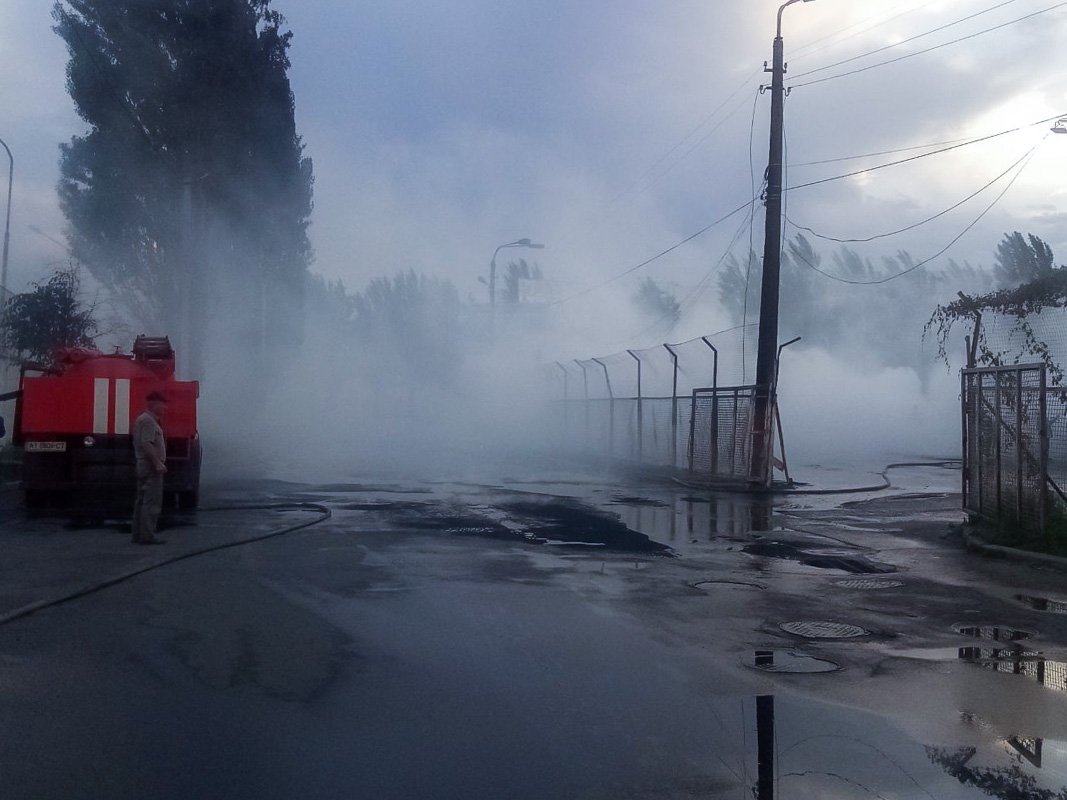 На месте работают три единицы спасателей. Движение перекрыто На месте работают три единицы спасателей. Движение перекрыто