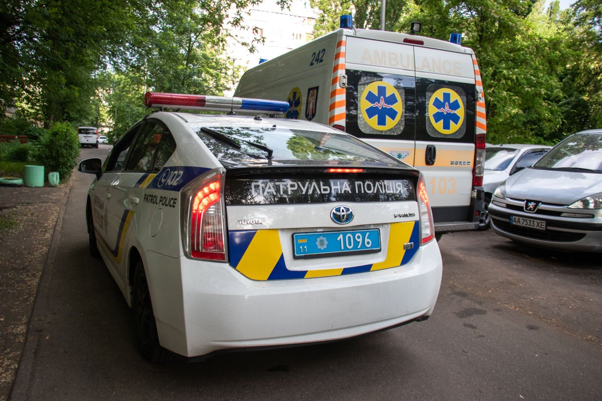 В Киеве по адресу проспект Лесной, 33 женщина выпала из окна девятиэтажного дома В Киеве по адресу проспект Лесной, 33 женщина выпала из окна девятиэтажного дома