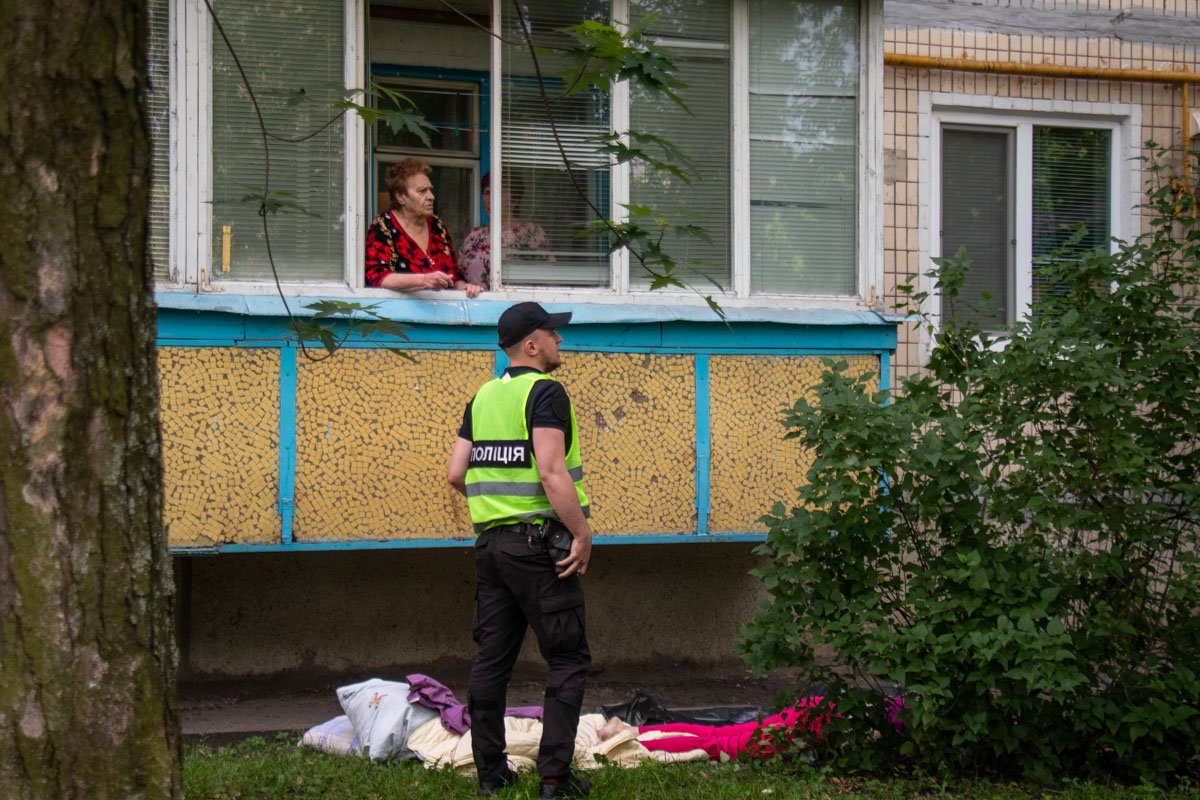 Медиков вызвала жительница первого этажа, которая услышала звук падения Медиков вызвала жительница первого этажа, которая услышала звук падения