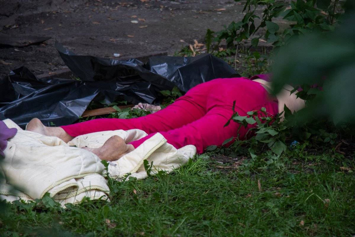 Рядом с телом лежало одеяло и подушка Рядом с телом лежало одеяло и подушка