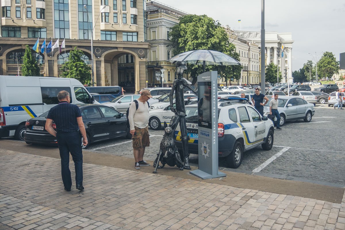 Это фонарь, который выполнен в виде полицейского с собакой Это фонарь, который выполнен в виде полицейского с собакой
