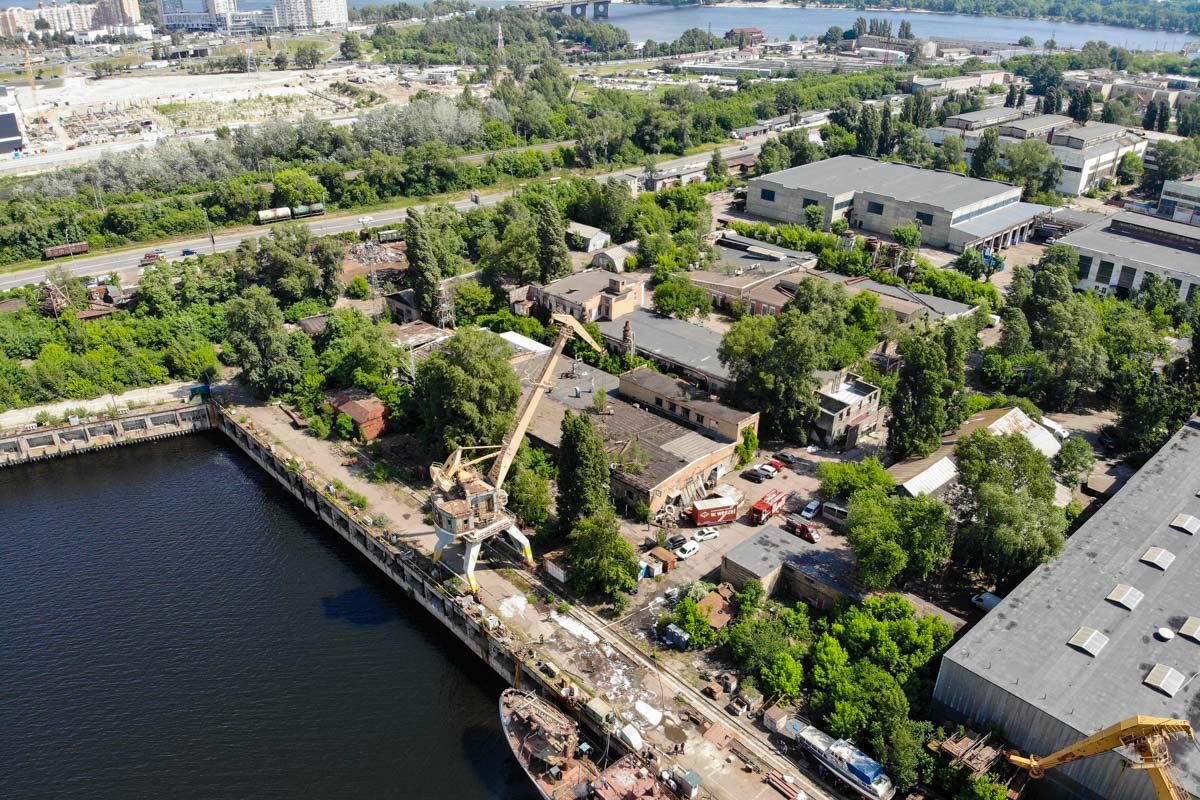 В Киеве на "Ленинской кузне" загорелся корабль В Киеве на "Ленинской кузне" загорелся корабль