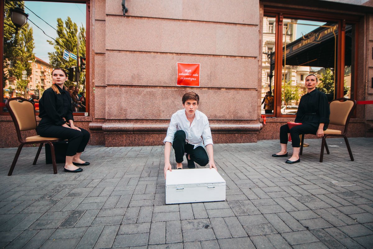 Перед открытием показали тетральную сценку о биографии Сержа Лифаря