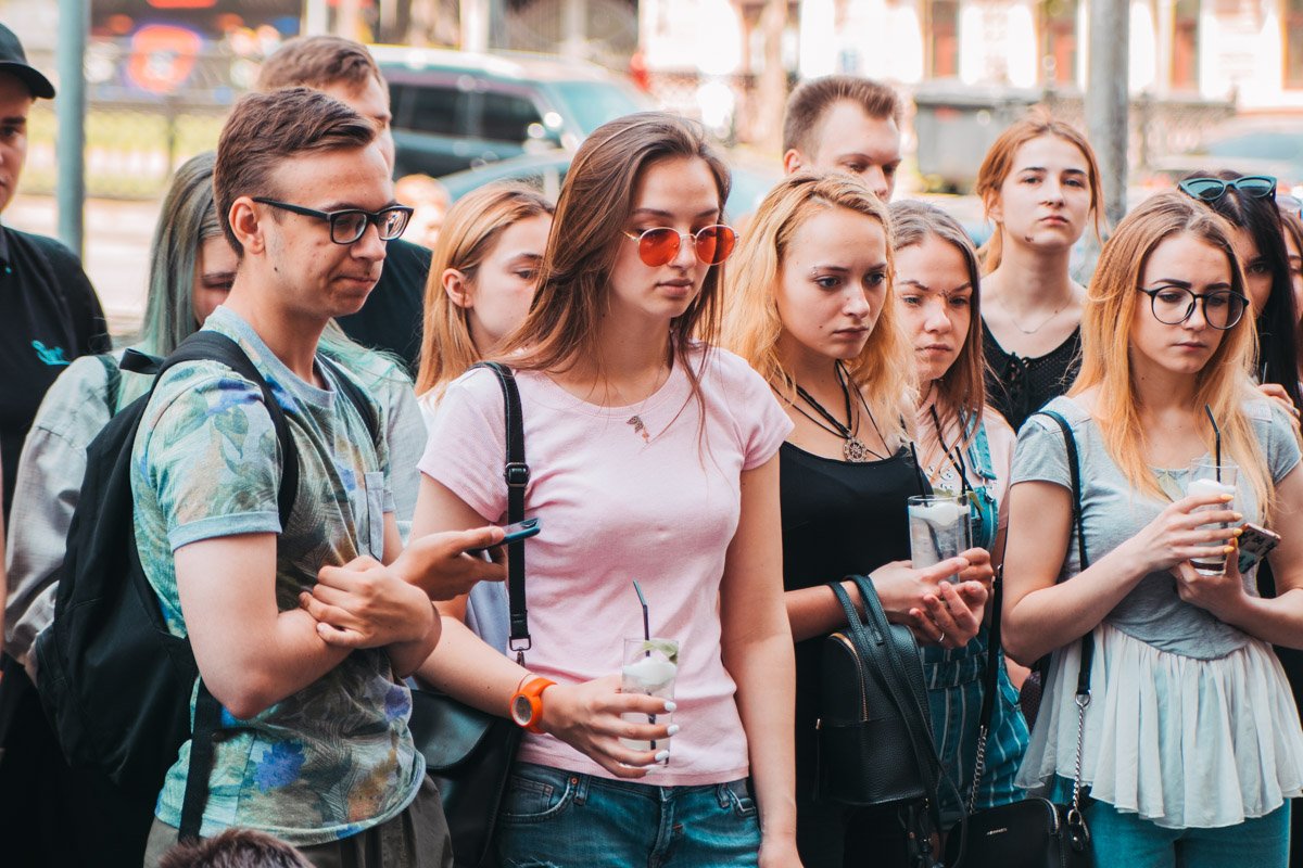 Чтобы первыми увидеть скульптурку под стены отеля пришло много людей