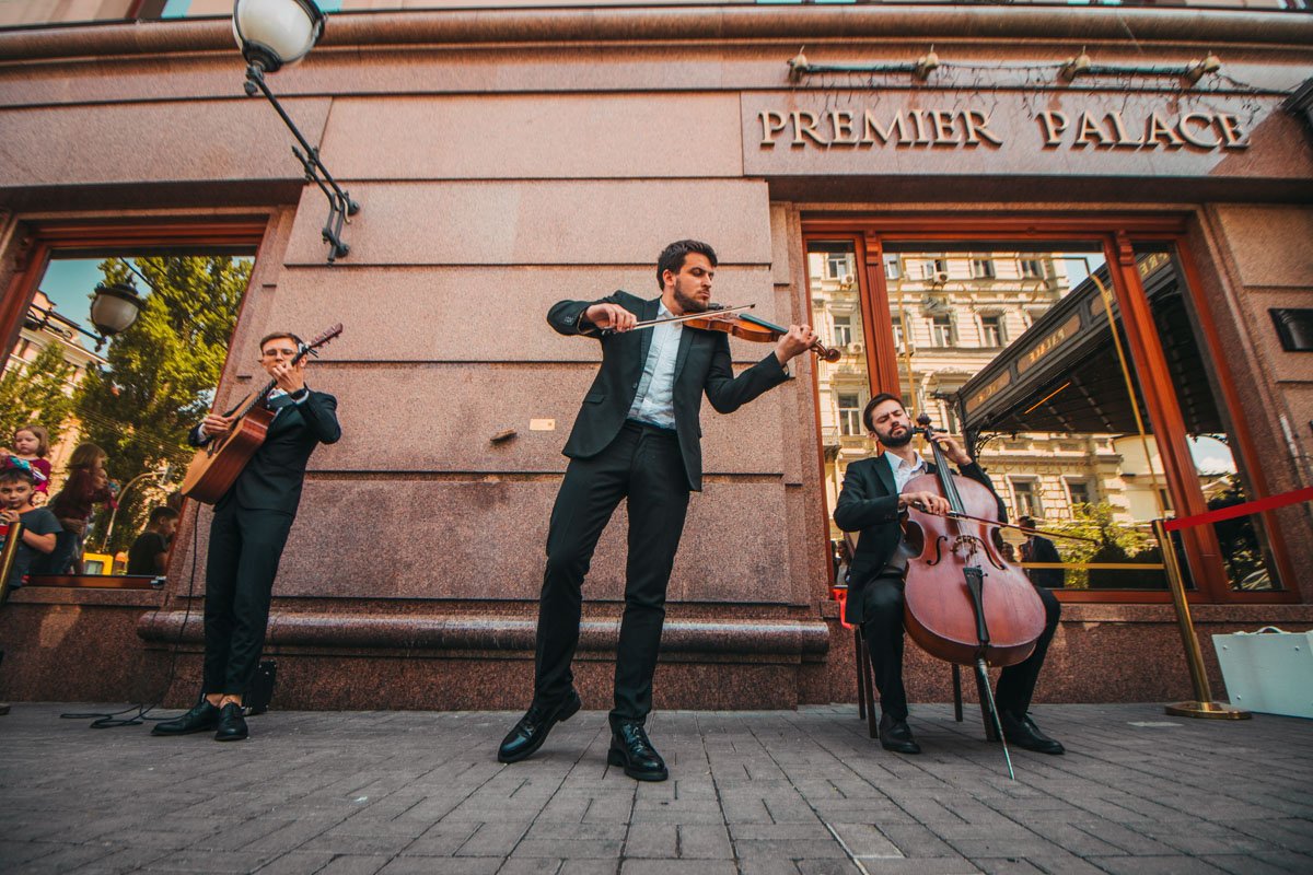 В этот раз для первых зрителей играл оркестр