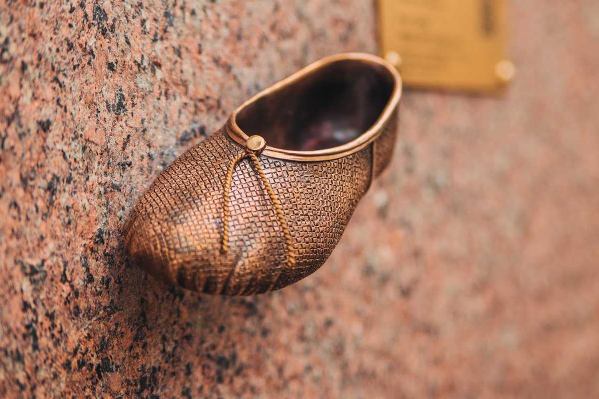 Легенда гласит, что потерев туфельку вы добьетесь невиданных высот