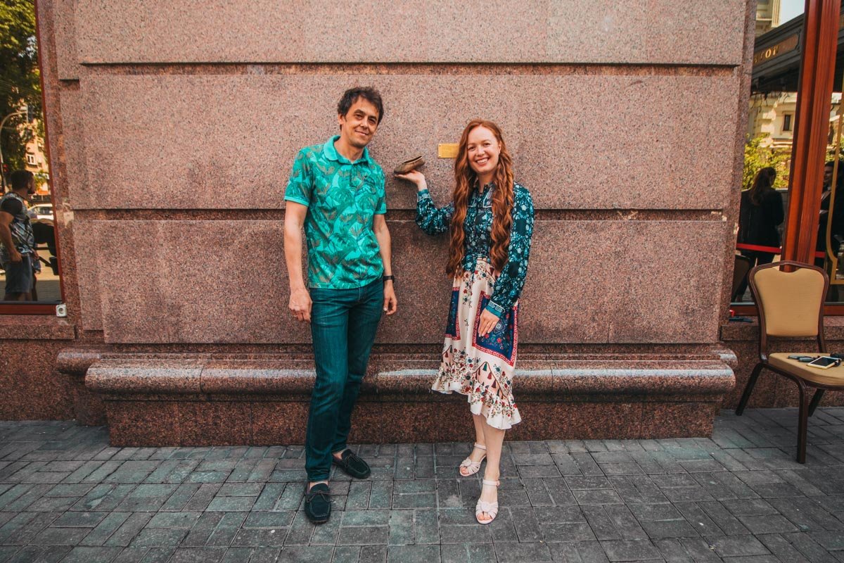 Менеджер Киева Юлия Бевзенко и скульптор золотой туфельки Юрий Белявский