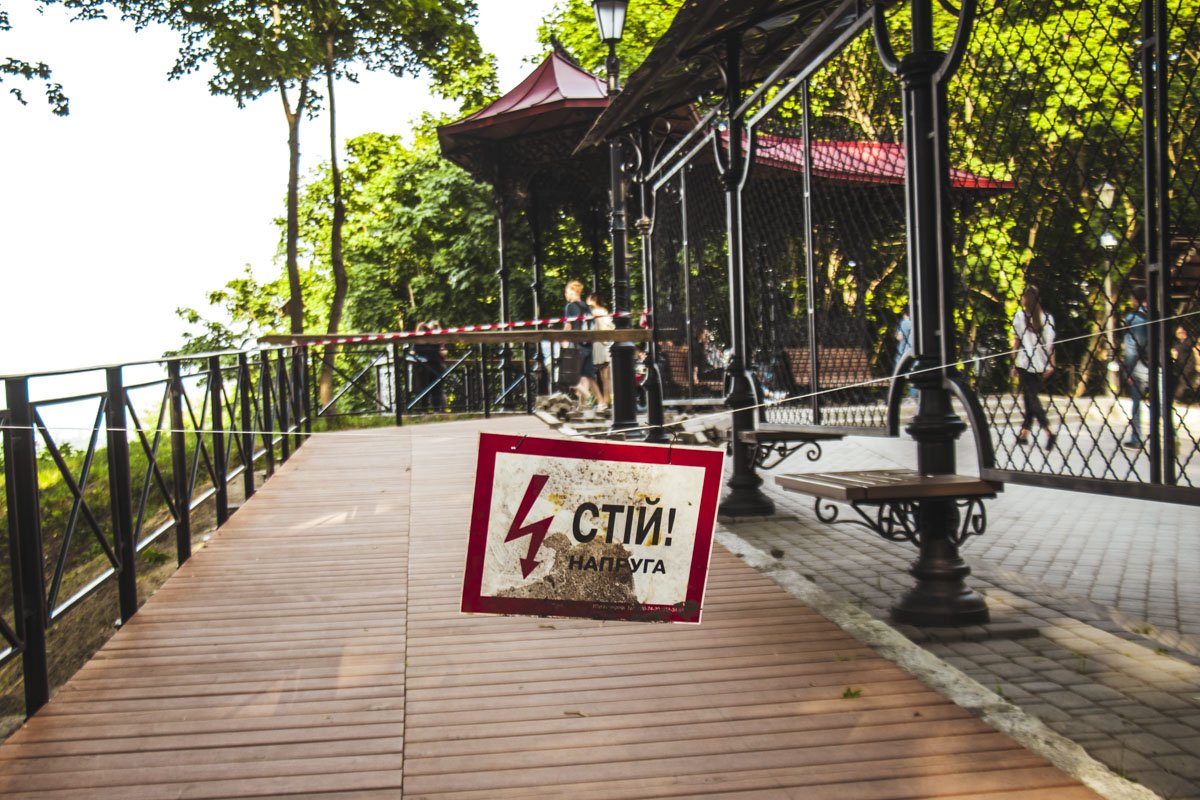 А вот на этих лавочках пока не посидеть А вот на этих лавочках пока не посидеть