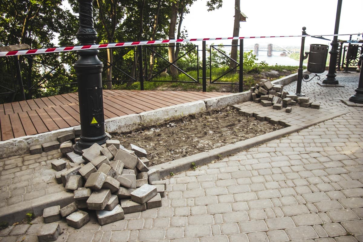 Часть дорожки еще не вымощена, но осталось совсем чуть-чуть Часть дорожки еще не вымощена, но осталось совсем чуть-чуть