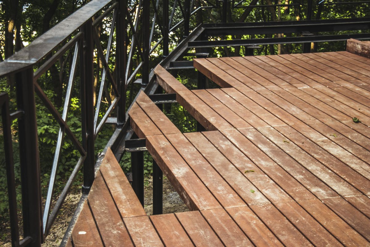 Деревянный настил кое-где тоже не закончен Деревянный настил кое-где тоже не закончен