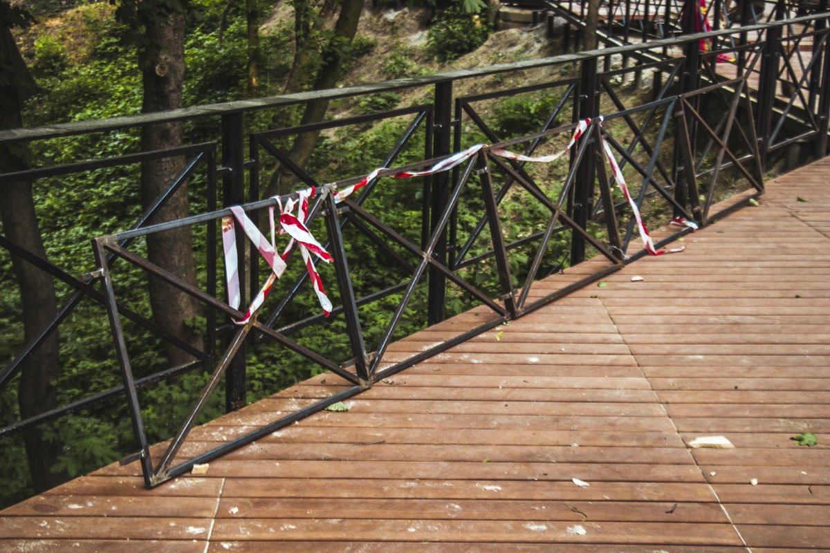 Часть ограждения, которая пока что находится не совсем на своем месте Часть ограждения, которая пока что находится не совсем на своем месте