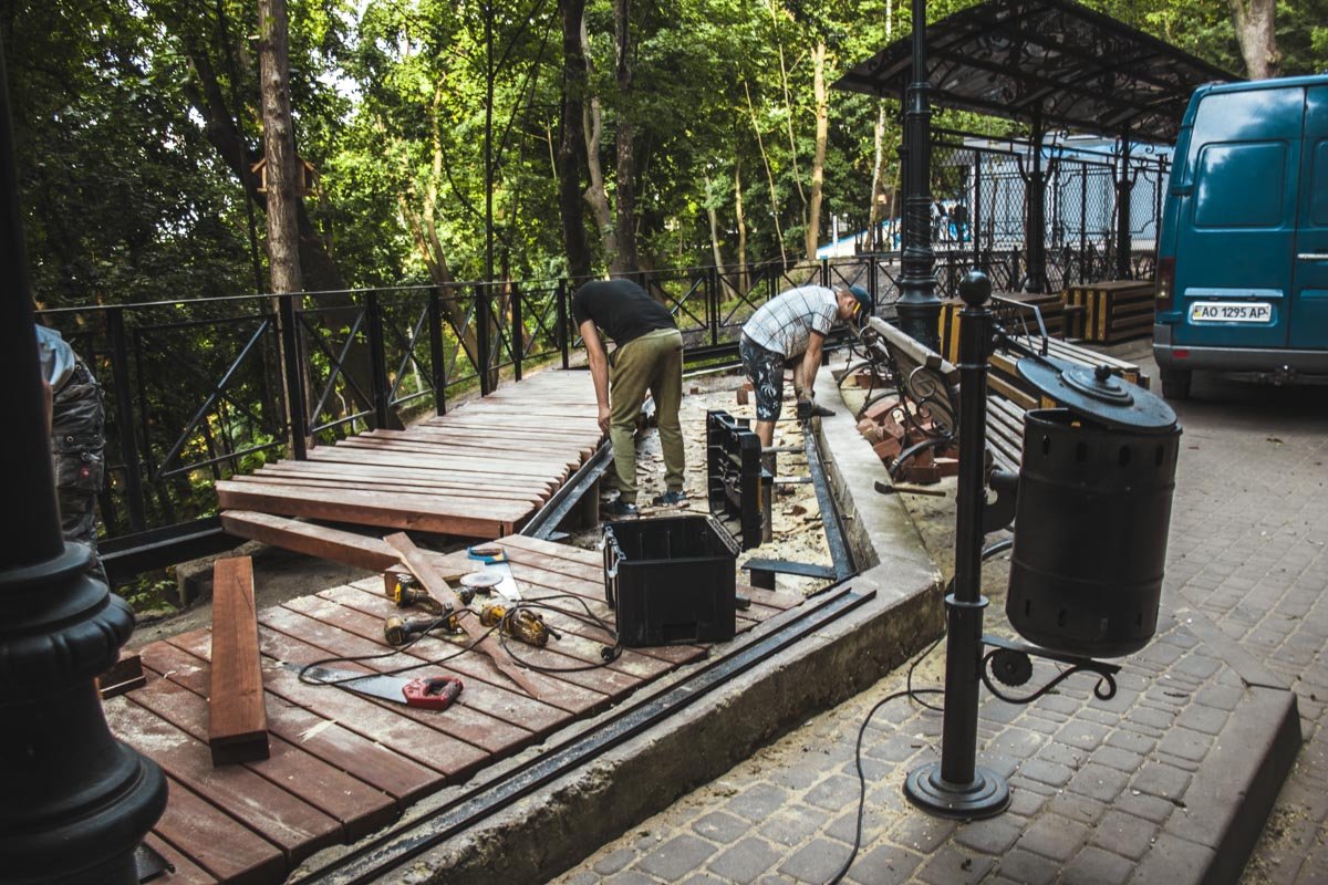 Рабочие пытаются совладать с деревянным настилом Рабочие пытаются совладать с деревянным настилом