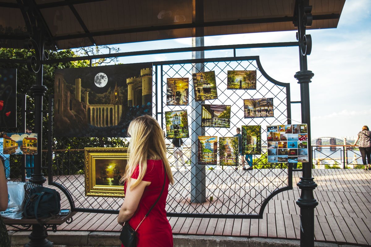 А вот здесь даже уже картины начали продавать А вот здесь даже уже картины начали продавать