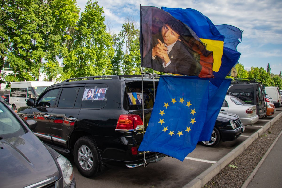 Такие автомобили стояли на парковке аэропорта задолго до прилета Саакашвили Такие автомобили стояли на парковке аэропорта задолго до прилета Саакашвили