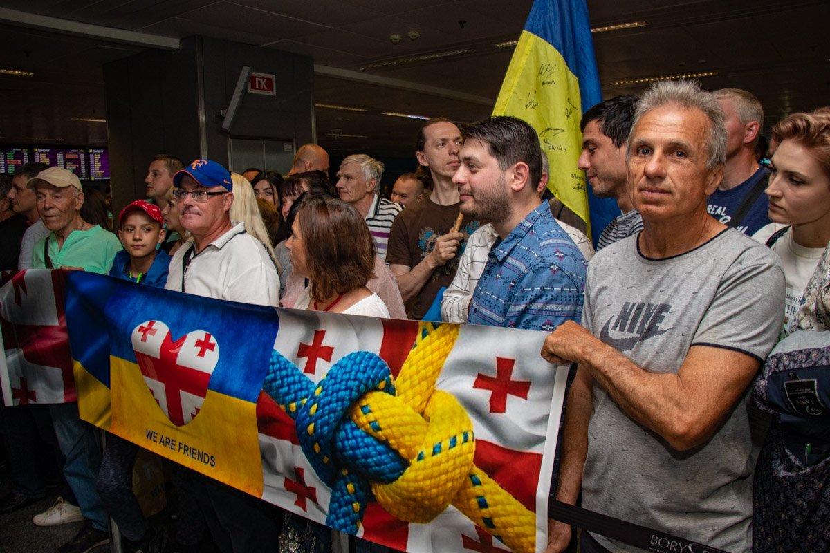 Аэропорт терминала D заполнился почитателями политика Аэропорт терминала D заполнился почитателями политика