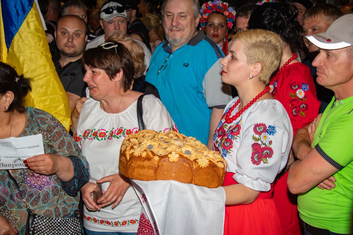 Люди пели гимн и приготовили для Михаила Николозовича каравай Люди пели гимн и приготовили для Михаила Николозовича каравай