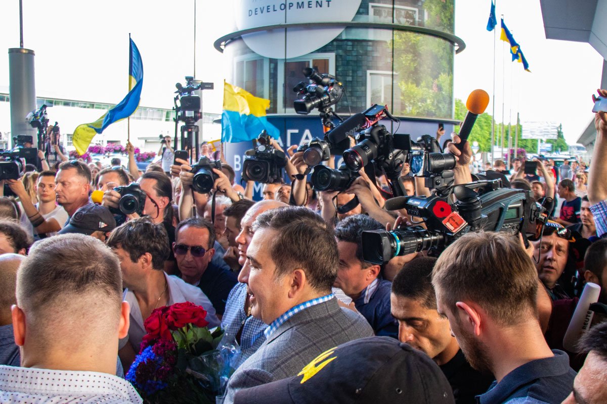 Чтобы избежать большей давки политику пришлось выйти на улицу Чтобы избежать большей давки политику пришлось выйти на улицу