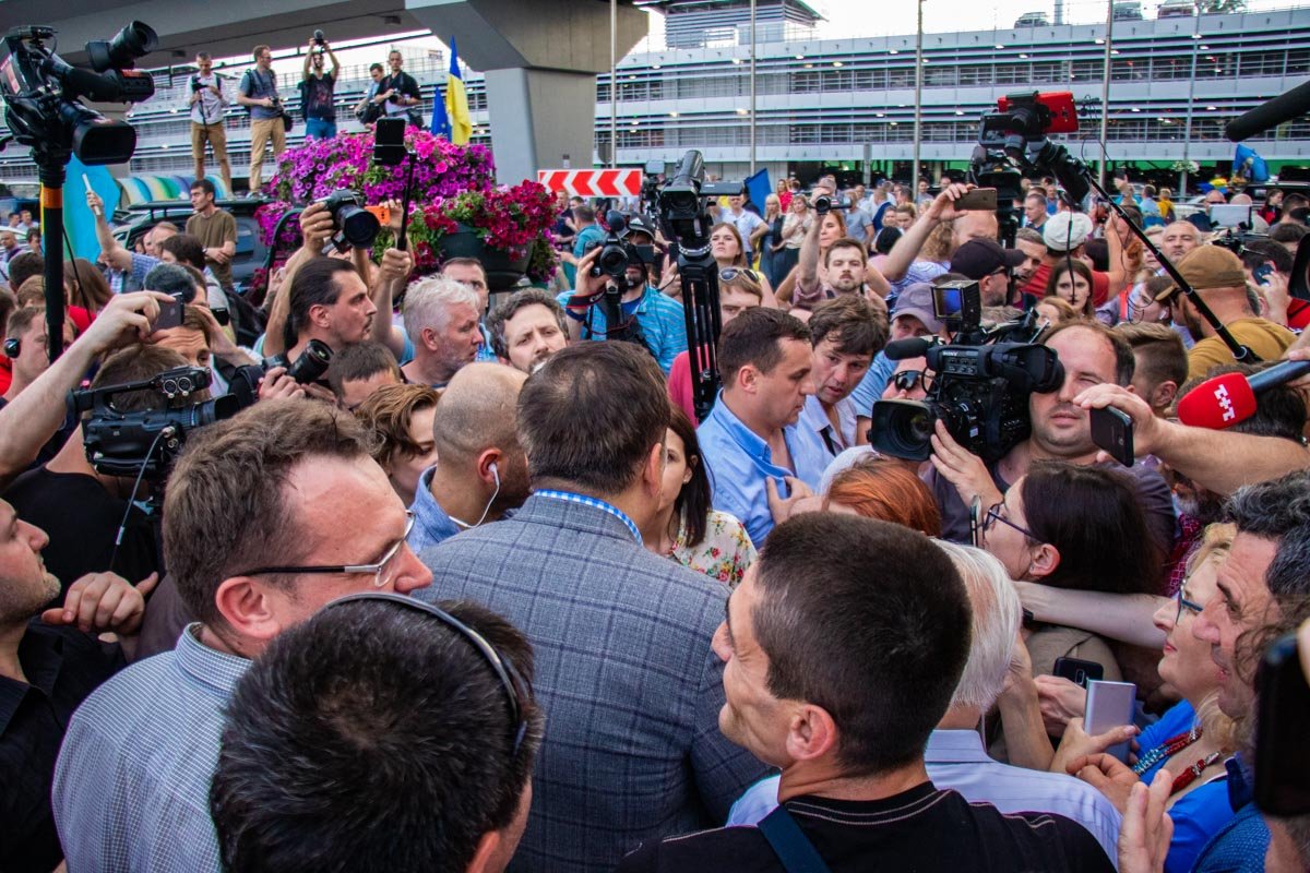 Охрана медленно сопровождала бывшего президента Грузии к автомобилю Охрана медленно сопровождала бывшего президента Грузии к автомобилю