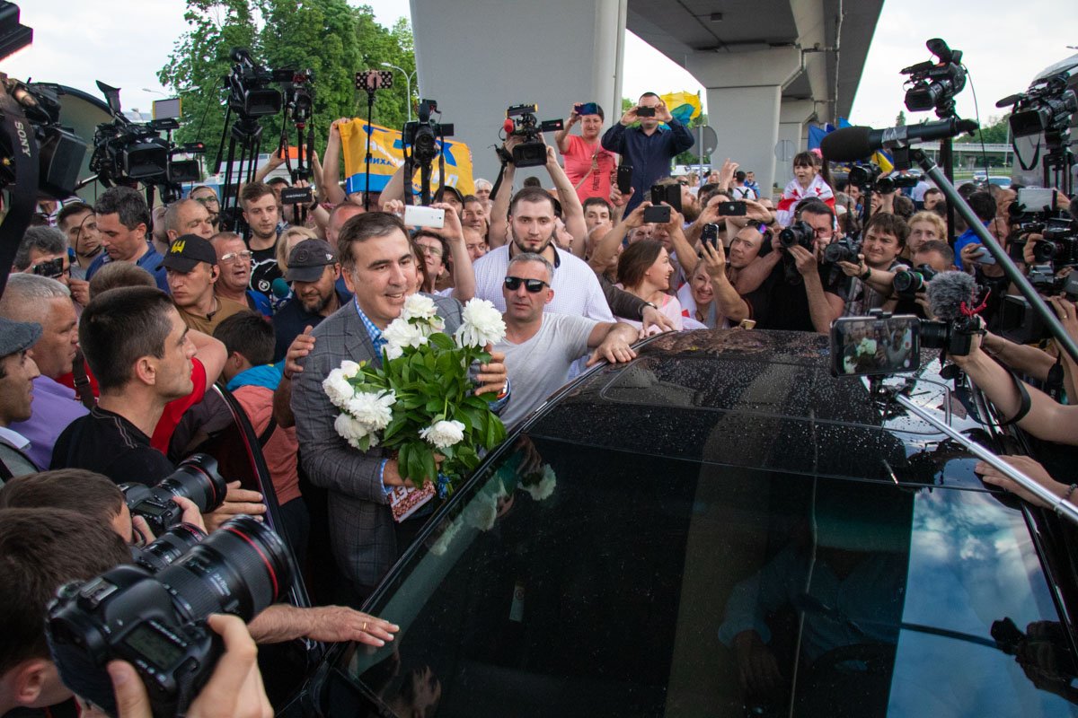 Политику подарили букет цветов и долго аплодировали Политику подарили букет цветов и долго аплодировали