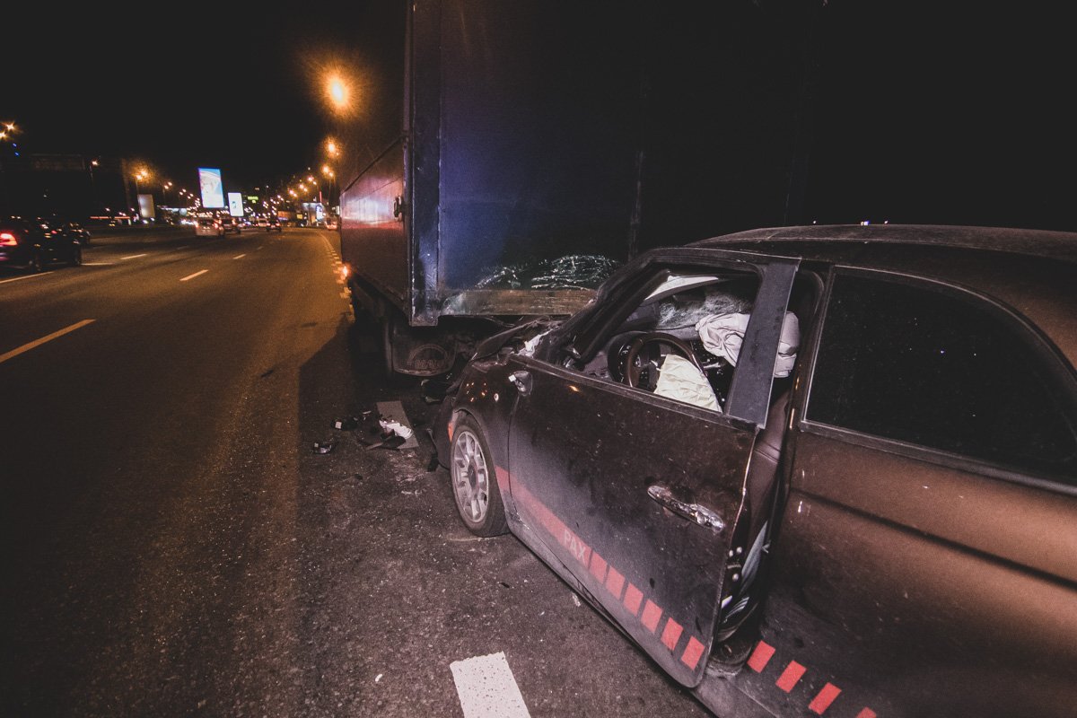 В среду, 29 мая, в Киеве на проспекте Николая Бажана произошла авария с участием двух автомобилей